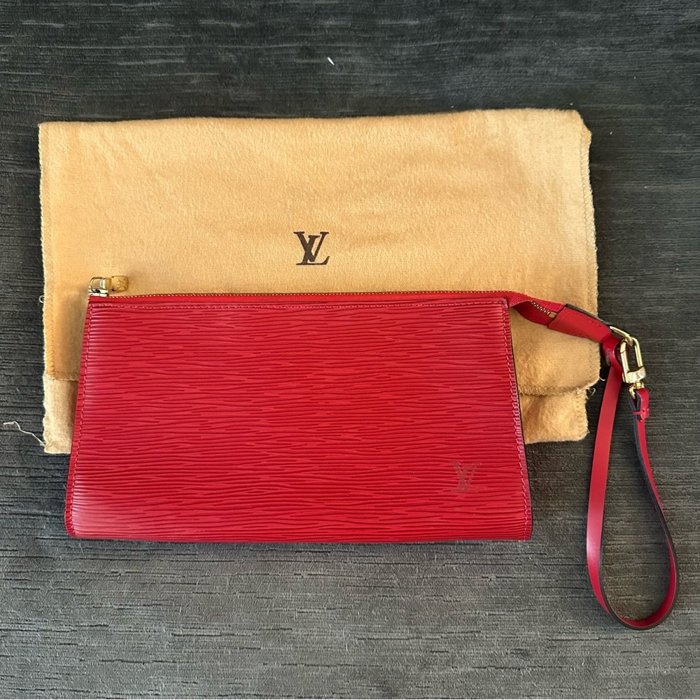 Louis Vuitton red epi leather pouchette - Excellent pre-owned condition